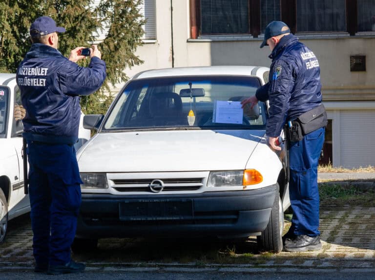 Lopóautó érkezik a hosszú ideje utcán tárolt gépkocsikért Salgótarjánban