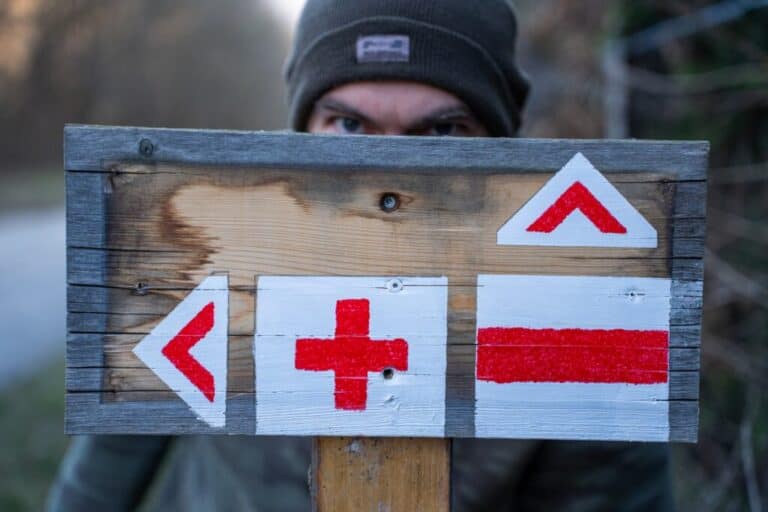 Leterelték a turistákat a vasúti pályáról Hevesben