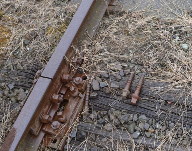 Vasúti sínek talpfájából lopták ki ezerszám a csavarokat Nógrádban