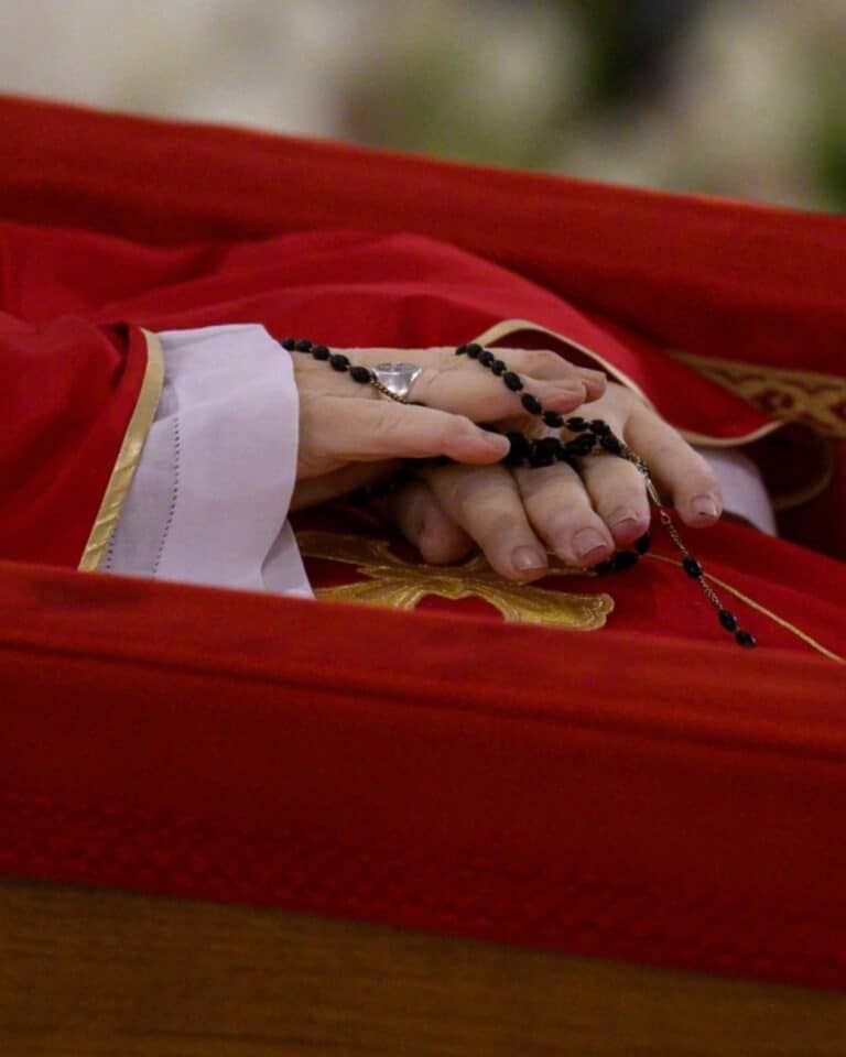 Ferenc pápa halála – Erdő Péter és a Pápai Magyar Intézet rektora is részt vesz Ferenc pápa koporsója átvitelén a Szent Péter-bazilikába