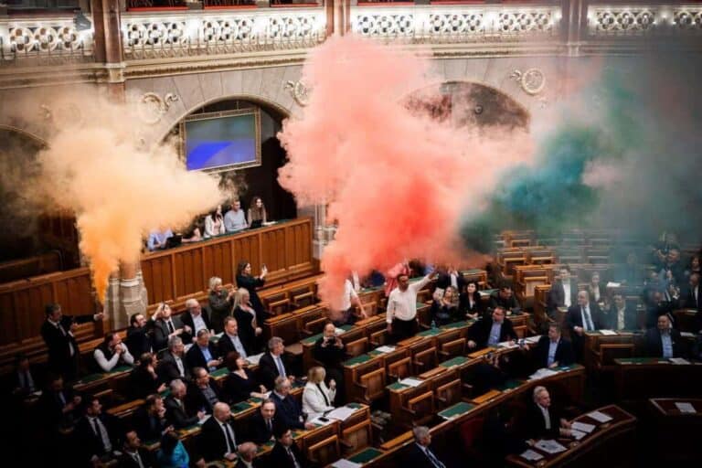 Kitiltották a füstgyertyázó képviselőket a Parlamentből