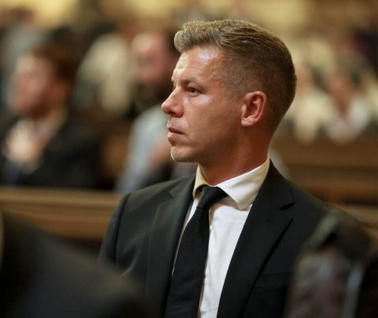 Bede Zsolt gyalázatos viselkedése a gyászmisén – Magyar Péter, a TISZA Párt elnöke elítélte a történteket