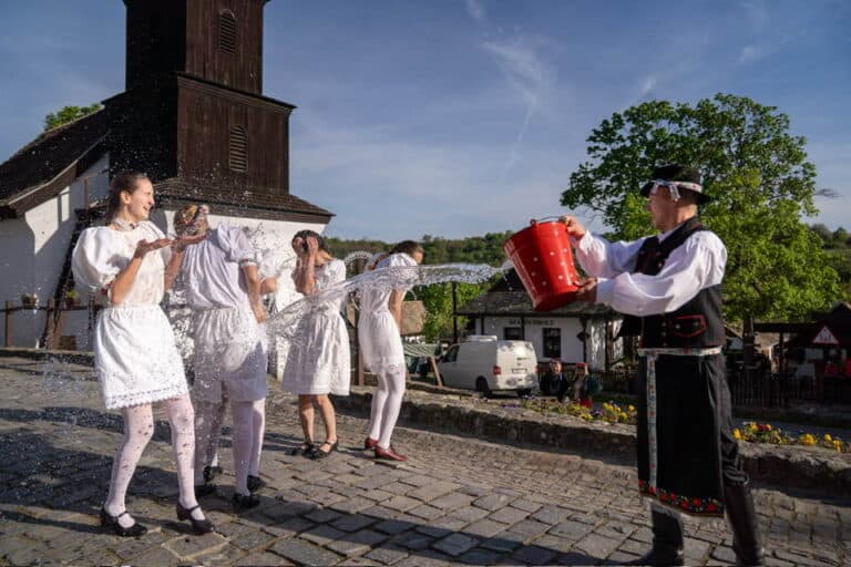Magyar Péter zománcos vödörrel locsolkodott Hollókőn