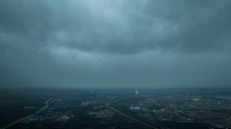 az 50 kg alatti embereknek otthon kellett maradniuk a viharos szél miatt