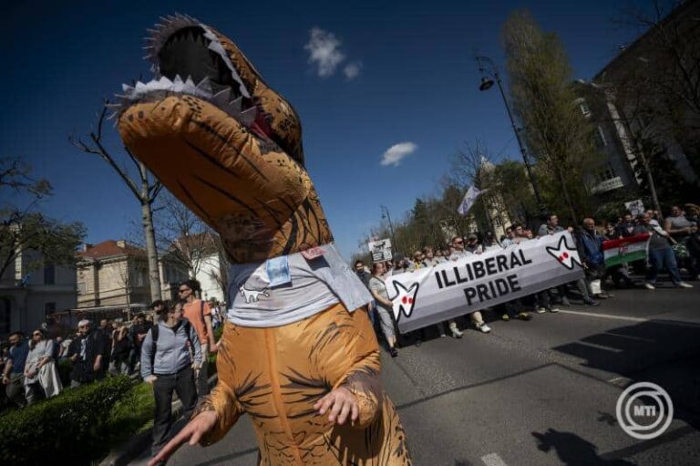 „Szürke Békemenetet” tartott Budapesten a Magyar Kétfarkú Kutya Párt