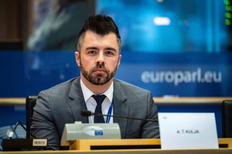 Június 23-án élő adásban kerül sor a Kulja András és Takács Péter közötti vitára – kemény témák és súlyos vádak a magyar egészségügyről