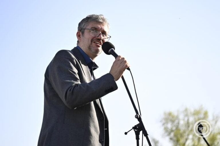 Várkonyi Andrea 600 ezres Luis Vuitton pólóban pózolt – Hadházy Ákos fotón mutatta meg a luxust