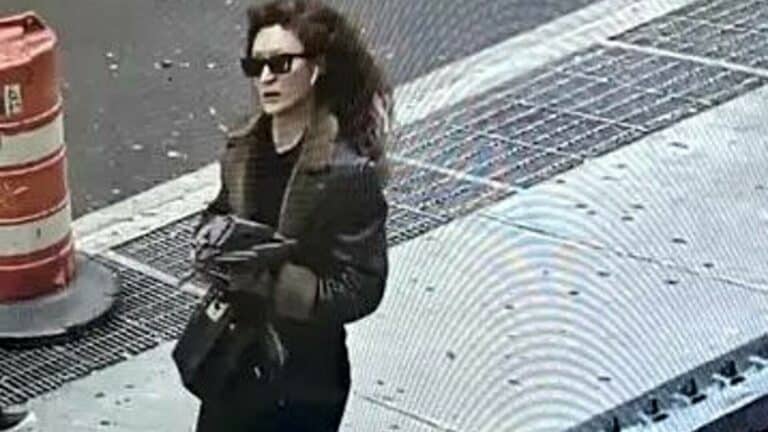 A rendőrség keresi azt a nőt, aki egy amatőr fotóst szúrt hátba – az esetet véletlen fényképezés előzte meg