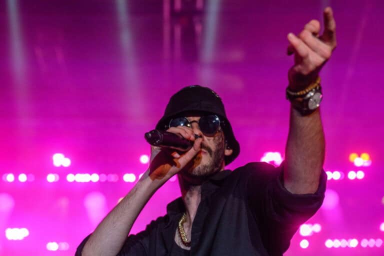 Visszatért a titokzatos sztár! Óriási koncerttel tér vissza Azahriah az MVM Dome színpadára