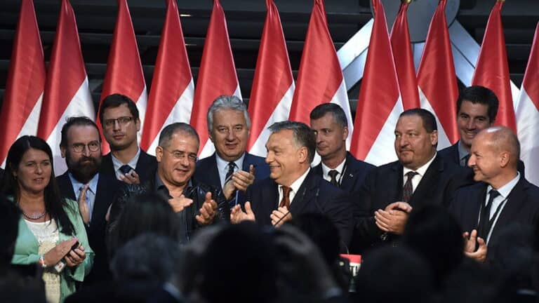 A kormányközeli Nézőpontnál továbbra is a Fidesz vezet, de jön fel a Tisza