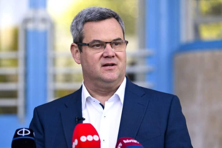 „Közepes intellektusú jogász” – Takács Péter durván nekiment Magyar Péternek