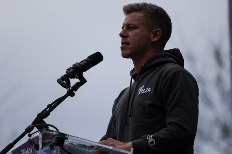 Magyar Péter: Mára odáig jutott Rogán Antal szennymédiája, hogy a gyerekeimmel közös nyaralásomon részegen üvöltöztem a strandon és alkoholos befolyásoltság alatt vezettem