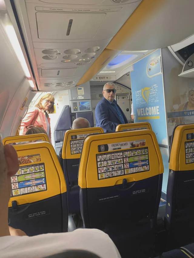 Fapados járattal Brüsszel ellen – Magyar Péter kifigurázta Orbán Viktort