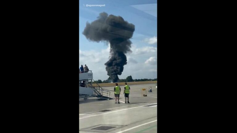 VIDEÓ Tűzgolyó csapódott az égből – lezuhant egy repülő Angliában, sokkoló jelenetek a helyszínen