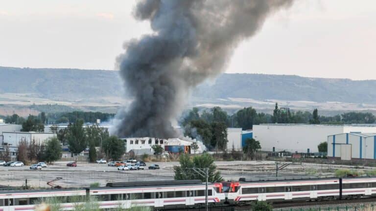 Robbanások egy akkumulátor-újrahasznosító üzemben Madrid környékén – mérgező füstfelhőre figyelmeztettek