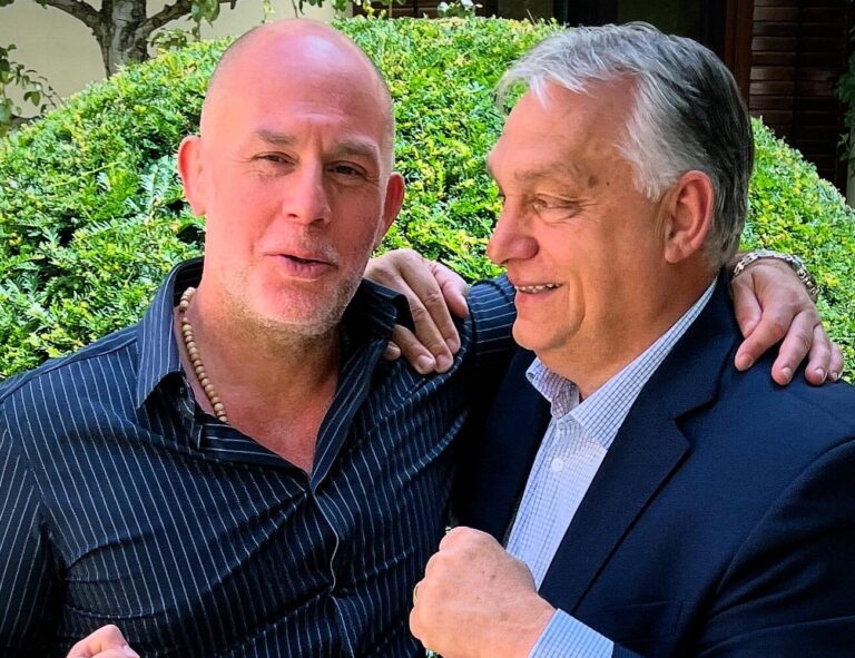 Orbán és Dopeman: A hungarocell fejű múltból a gyermekvédelem élére?