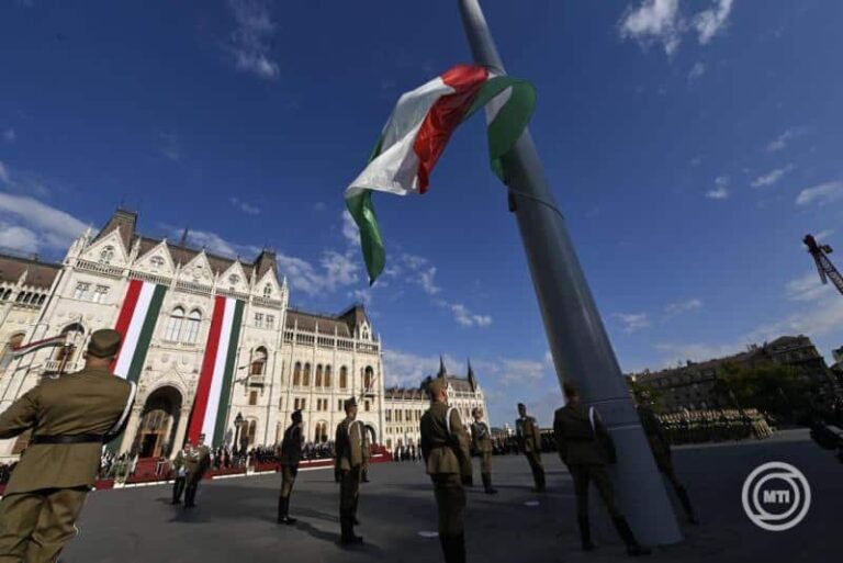 Augusztus 20. – Felvonták a nemzeti lobogót az Országház előtt