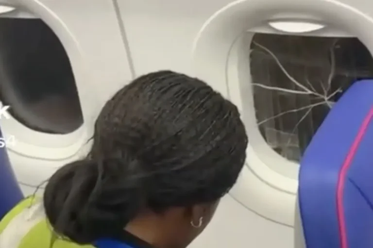 Pánik a feldélzeten: Filléres celluxszal ragasztották le a Wizz-Air gép berepedt ablakát a London-Bákó járaton
