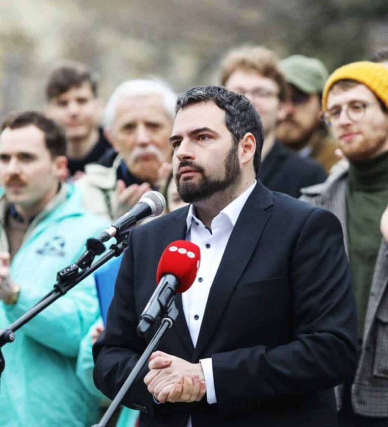 A volt igazgató szerint politikusoknak szállítottak kiskorúakat, Jámbor András parlamenti vizsgálóbizottságot kezdeményez