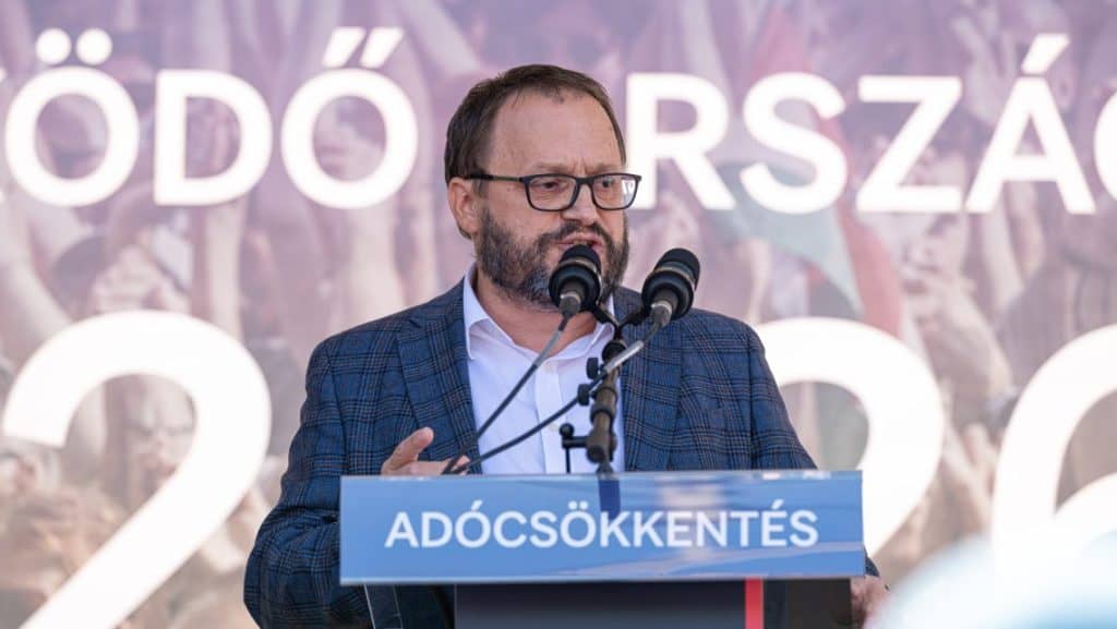 Kármán András: A Tisza-adó politikája csak a NER-oligarcháknak lenne teher