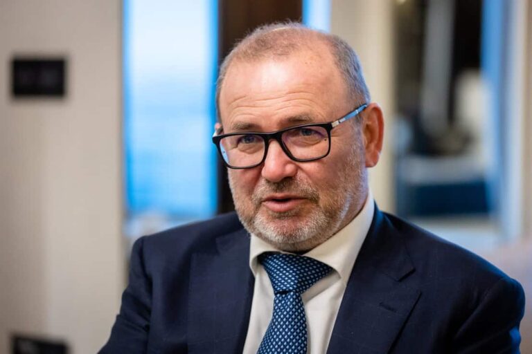 Orbán minisztere beismerte: közpénzből fizették a Tiszát lejárató hirdetést – Lantos Csaba szerint ez „természetes”