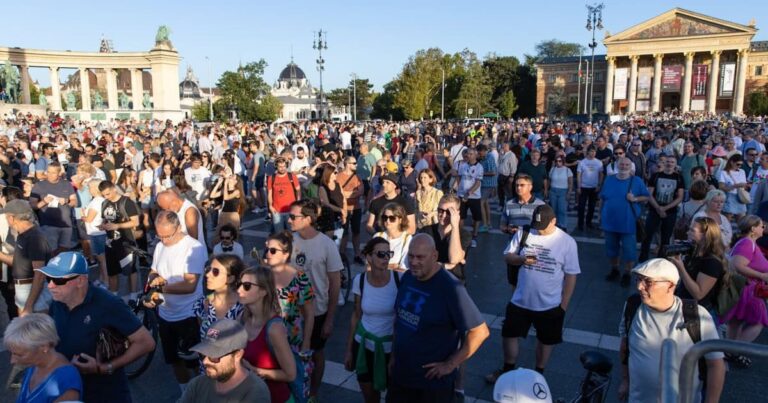 Tüntetés a Hősök terén: Milliárdokat éget el az Orbán-kormány gyűlöletkampányra – miközben a magyar családok biztonsága háttérbe szorul