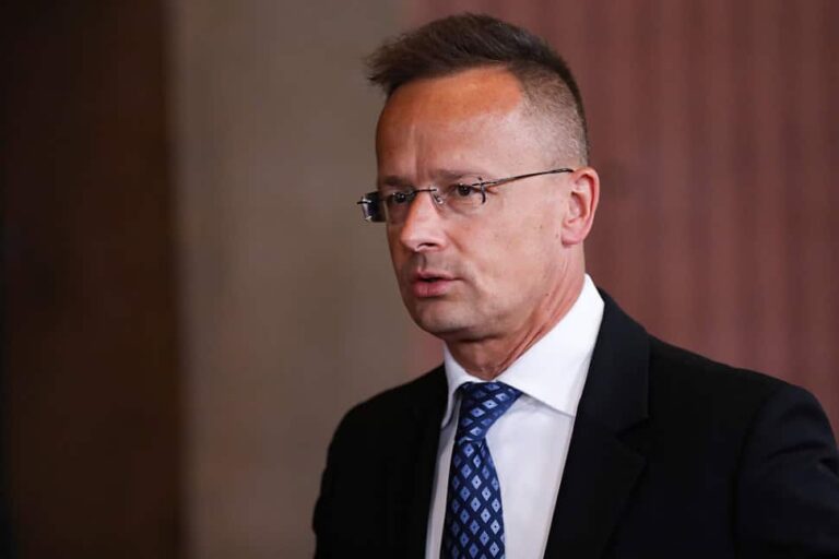Szijjártó Péter is ott lesz a győzelem napi katonai parádén Pekingben