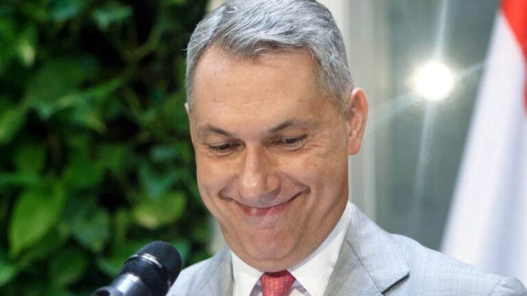 Lázár János, a magyar elit arc nélküli tükre – avagy „mindenki annyit ér, amennyije van”