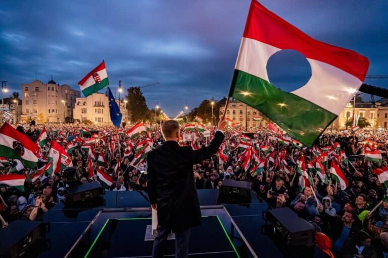 Magyar Péter: Valljon színt Orbán Viktor, hogy miért ment Washingtonba gigahitelért Donald Trumphoz!