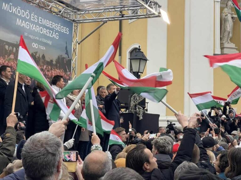 Politikai földrengés: az Iránytű Intézet szerint toronymagasan, 13 százalékkal vezet a Tisza kormánypártok előtt