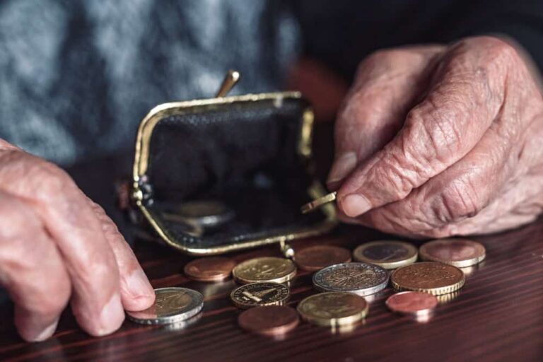 A nyugdíjak 65 százalékkal lennének magasabbak most, ha a Fidesz nem vezeti ki a svájci indexálás módszerét – a szakértők szerint a 14. havi ellátás csupán szemfényvesztés