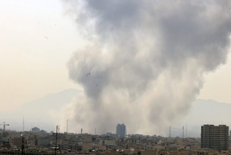 Új szintre lépett a háború: Irán rakétái már az egész térséget fenyegetik