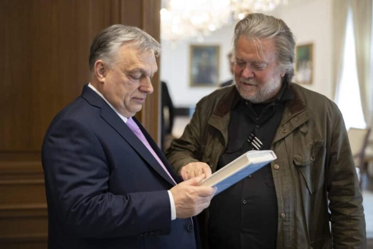 Orbánt is említette egy sms-váltásban Epstein és Steve Bannon, Trump korábbi főtanácsadója – új részletek az amerikai Epstein-aktákból