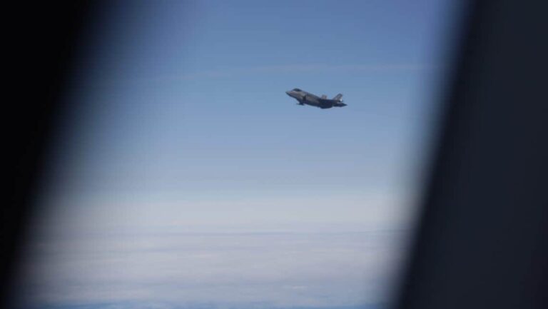 Orosz harci repülőgépek tűntek fel Alaszka partjainál – bombázók és kémgépek mozgósították az amerikai légierőt