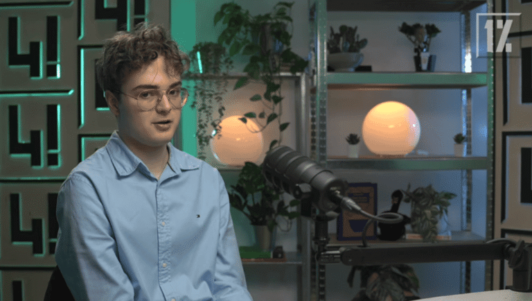 Újabb csavar: egy Theo nevű ismeretlen üzente Gundalféknak, hogy politikai megrendelésre szállt rájuk a titkosszolgálat