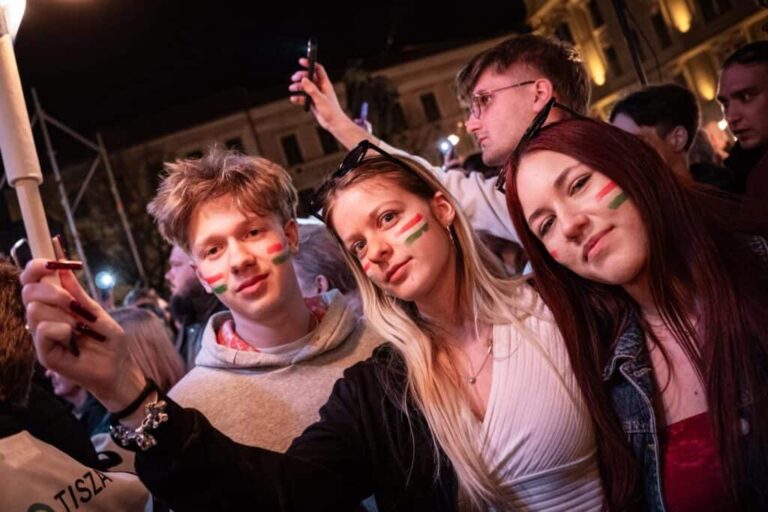 Átrendeződött a magyar társadalom, a Tisza Párt szinte mindegyik csoportban előzi a Fideszt