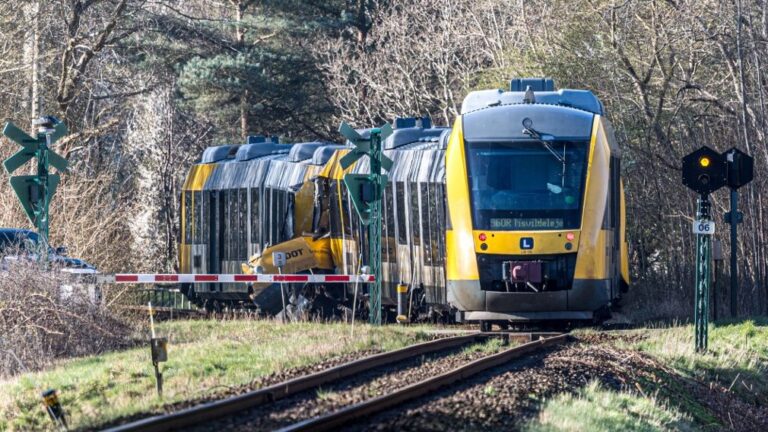 Frontálisan ütközött két vonat Dániában