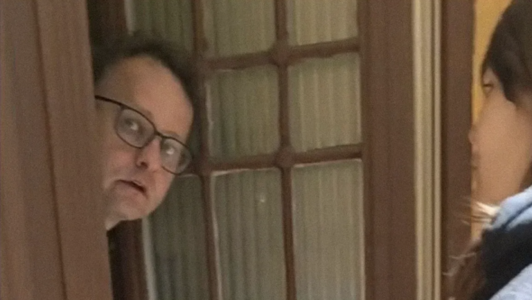 Direkt36: A Fidesz-frakció munkatársának lakásában lakik egy körözött lengyel politikus