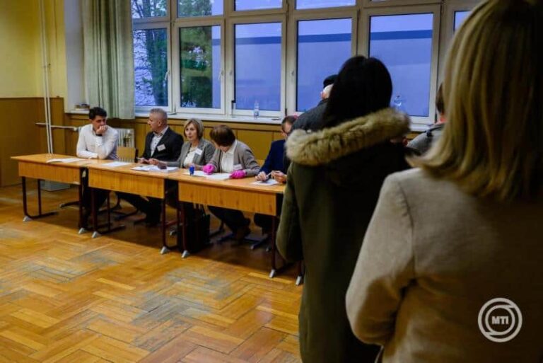 Elképesztően magas a részvétel, Magyar és Orbán már szavazott – élőben a választásról