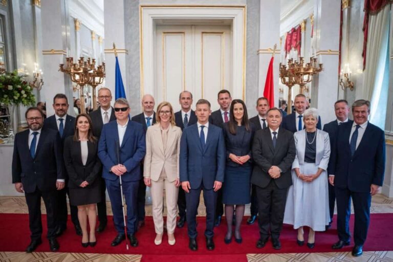 Hat év után vége a veszélyhelyzeti kormányzásnak